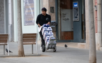 Un repartidor de Sabadell, en una imatge d'arxiu | Roger Benet